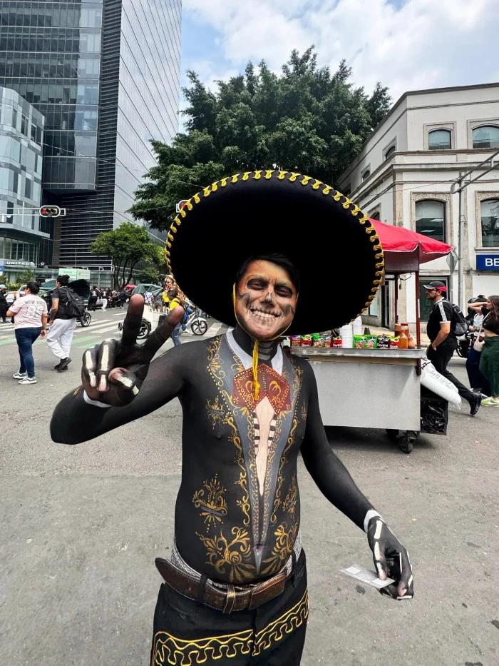 Sahada futbol, trib&uuml;nde karnaval var