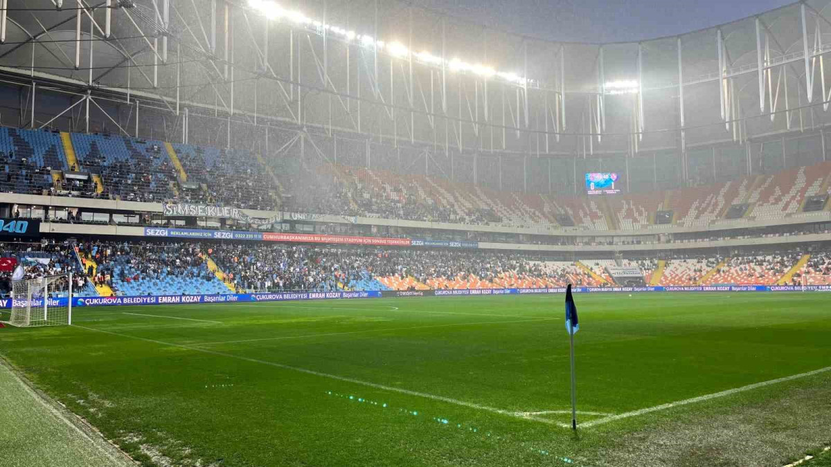 Adana'da  aşırı yağış nedeniyle maç 8 dakika durdu