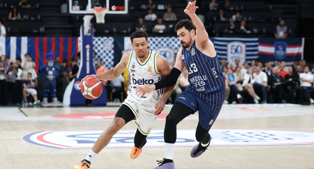 Anadolu Efes, seride durumu 2-1'e getirdi:102-93