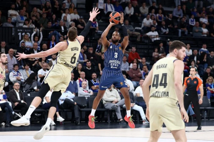 Anadolu Efes'ten müthiş geri dönüş:74-73
