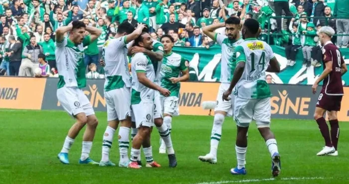Bursaspor  liderliğini s&uuml;rd&uuml;rd&uuml;:3-0