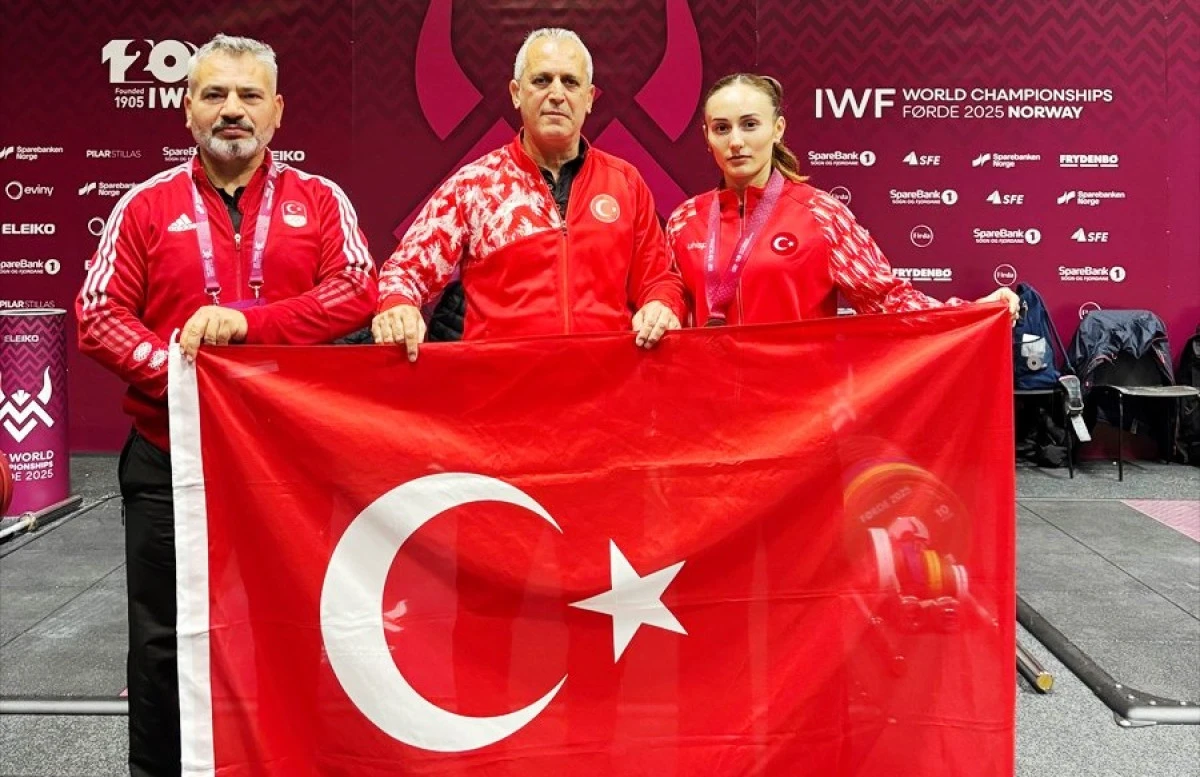 Cansel Özkan, Dünya Halter Şampiyonası'nda Bronz Madalya Kazandı