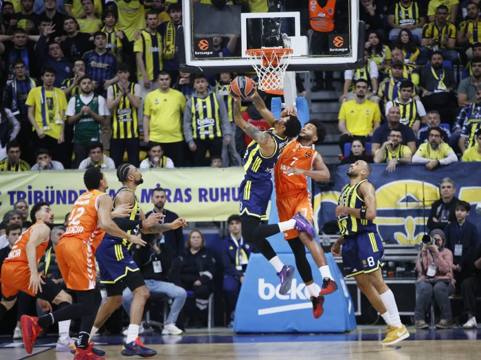 Fenerbah&ccedil;e Beko, sahasında kazandı:82-79