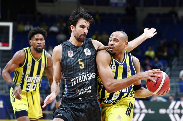  Fenerbah&ccedil;e evinde kaybetti:77-82