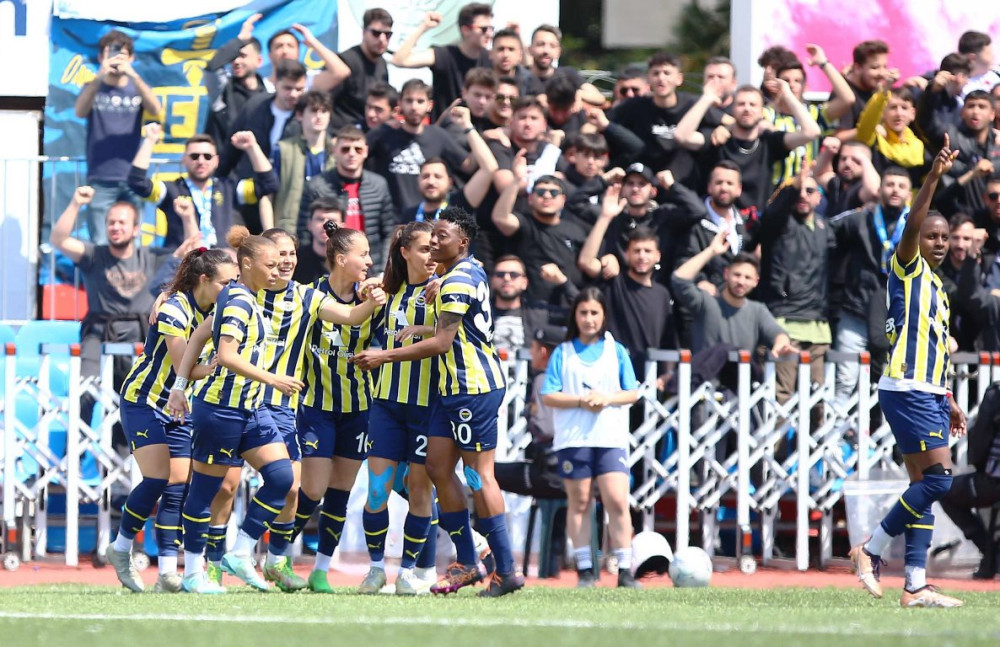 Fenerbahçe  ezeli rakibi Galatasaray'ı eleyerek finale yükseldi:2-2