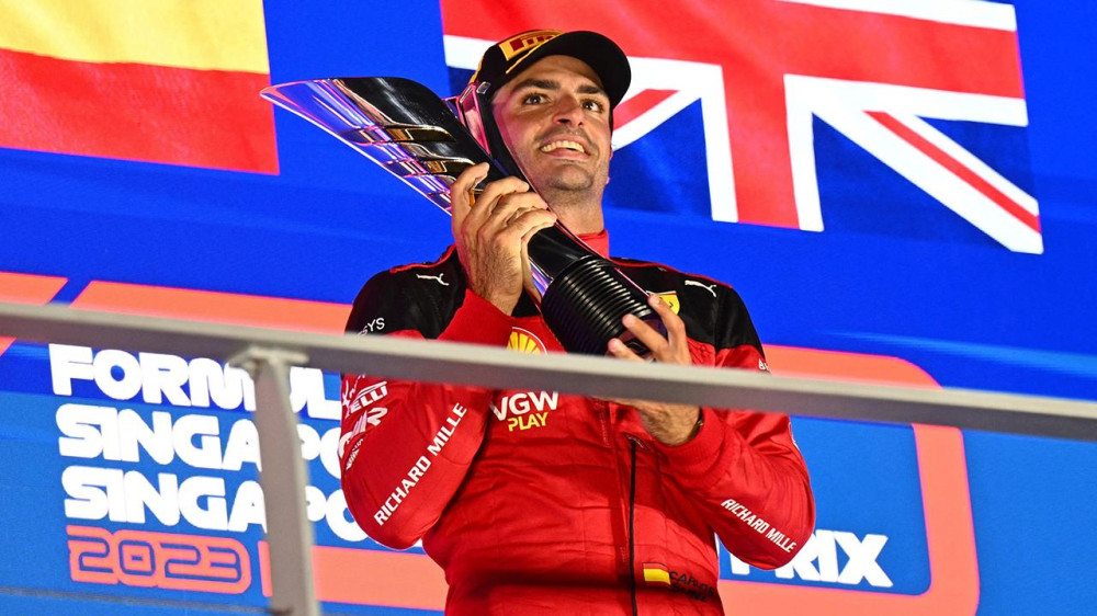 Singapur GP'sini Carlos Sainz kazandı