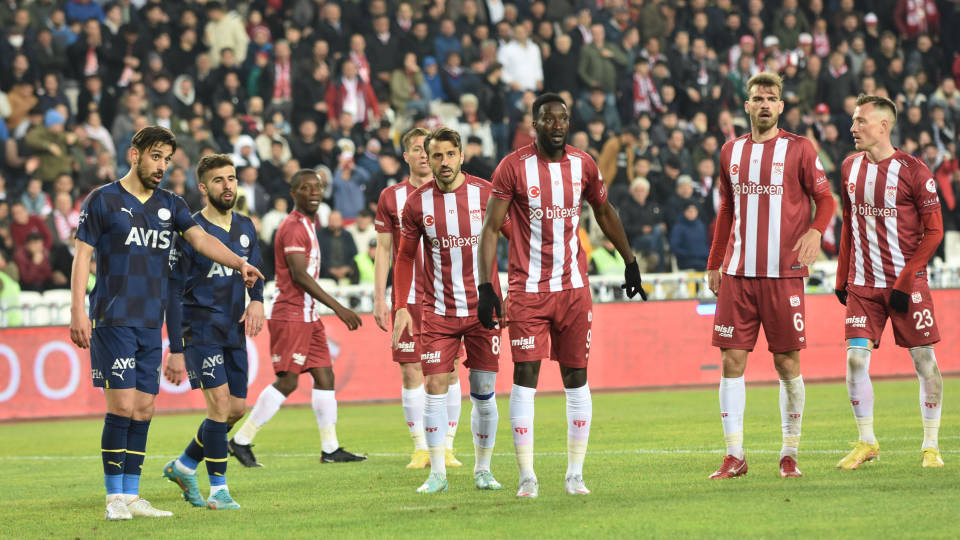Sivasspor sahasında Fenerbahçe ile berabere kaldı:0-0