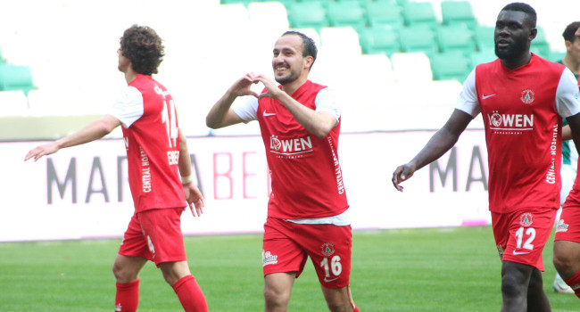  Ümraniyespor sezonu galibiyetle kapattı:2-1