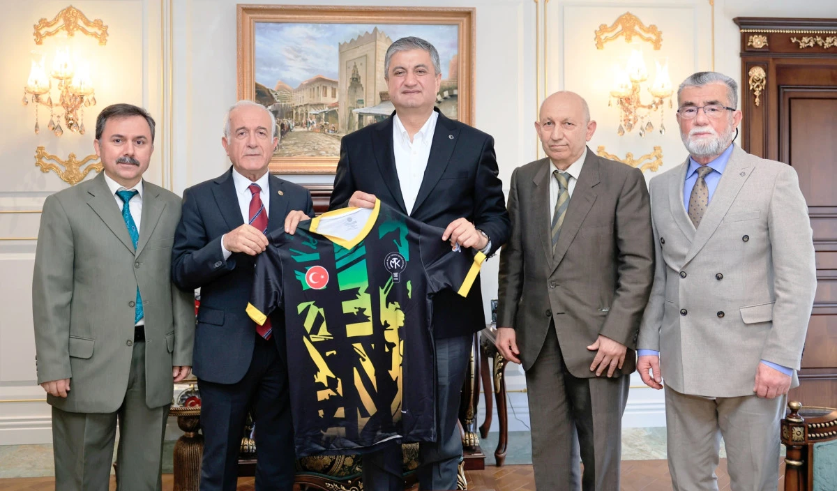 Vali Yavuz&rsquo;dan 13. Uluslararası Veteranlar Masa Tenisi Turnuvası&rsquo;na destek